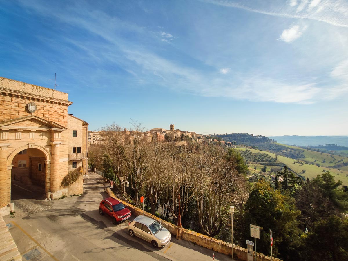 veduta panoramica dalle mura di Recanati sulle colline coltivate e sul profilo del centro storico