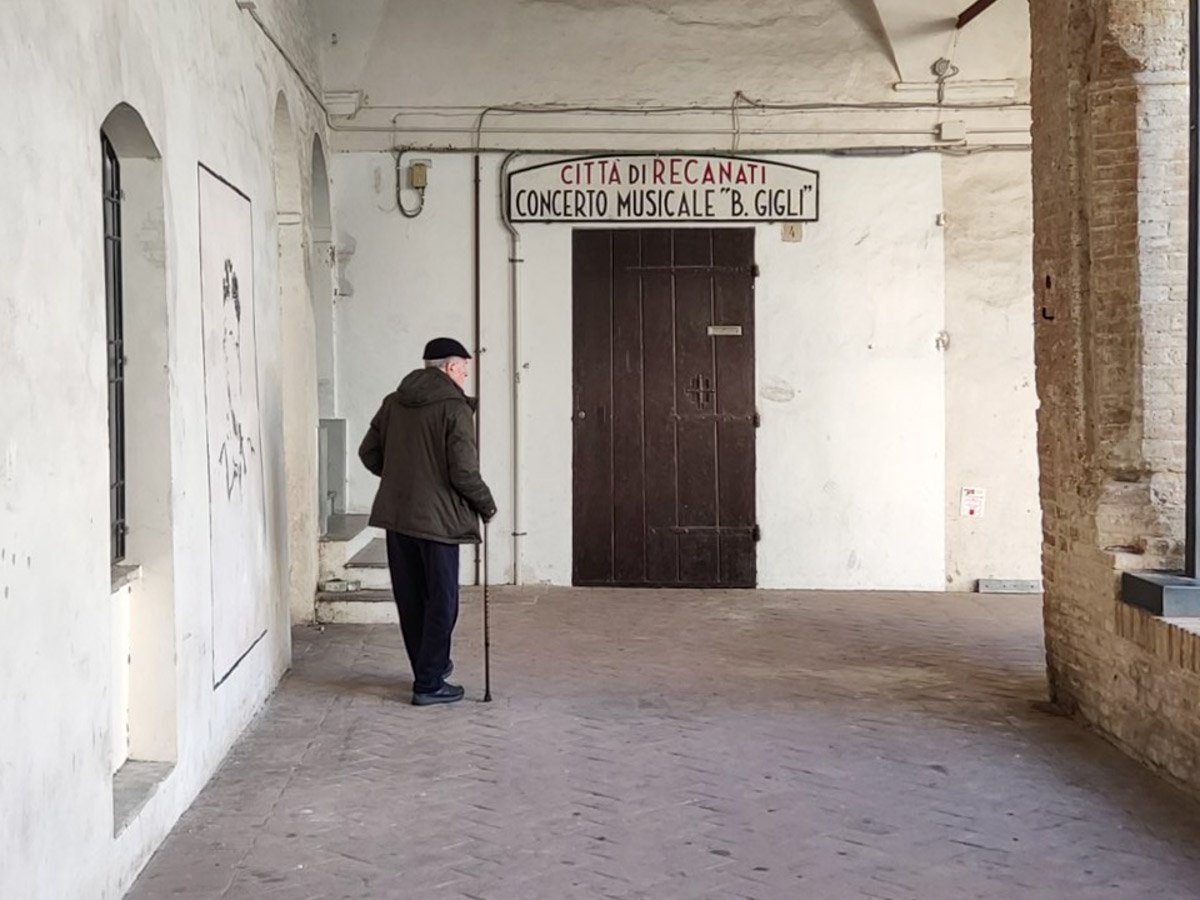 portico coperto nel centro storico di Recanati con l'insegna del Concerto Musicale Beniamino Gigli