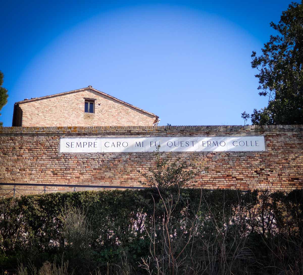 il muro dell'orto delle monache sul Colle dell'Infinito con incisi i versi Sempre caro mi fu quest'ermo colle