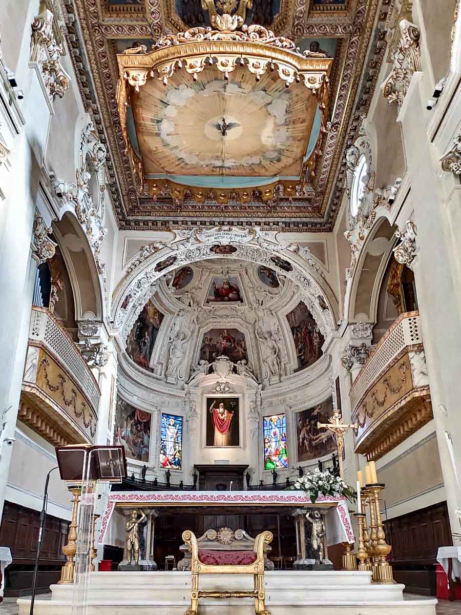 interno della Cattedrale di San Flaviano a Recanati con l'abside barocca, le decorazioni a stucco e il soffitto ligneo
