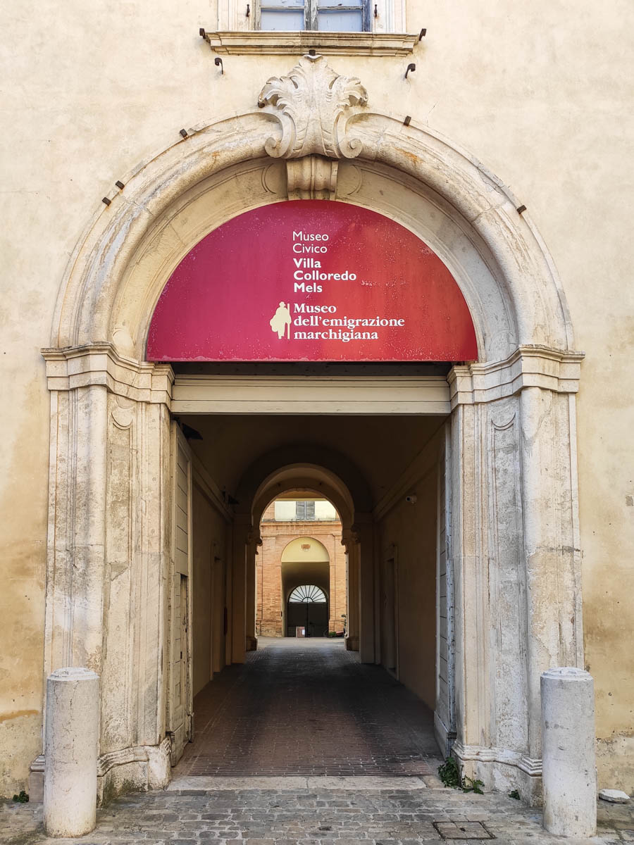 portale rinascimentale d'ingresso di Villa Colloredo Mels a Recanati con lo striscione rosso del Museo Civico