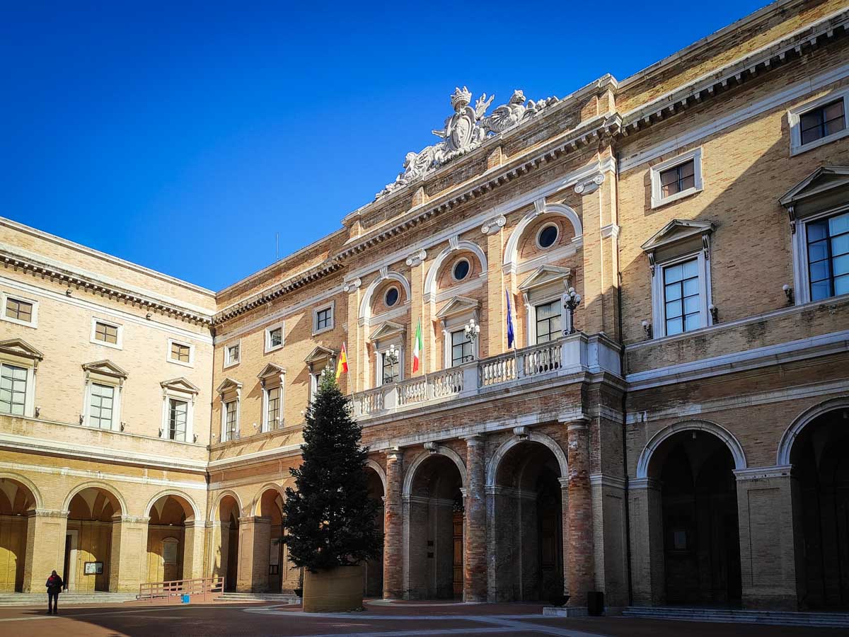 facciata del Palazzo Comunale di Recanati con il portico e le bandiere, in Piazza Giacomo Leopardi