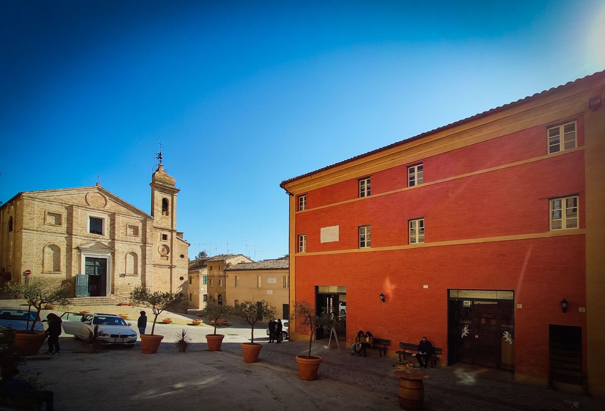 piazzetta Sabato del Villaggio a Recanati con la facciata di Palazzo Leopardi e la chiesa di Santa Maria di Montemorello