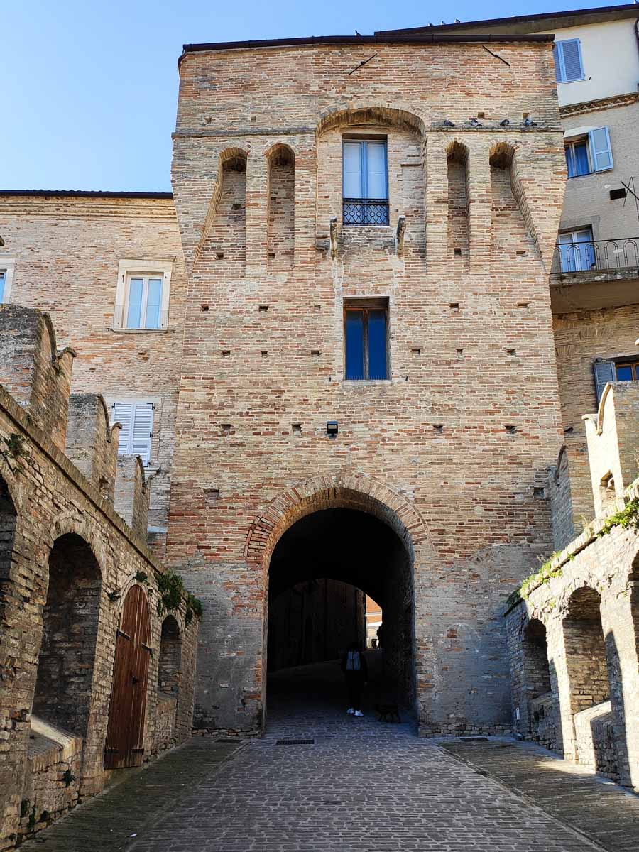 antica porta di accesso al centro storico di Recanati, torre in laterizio con arco di passaggio