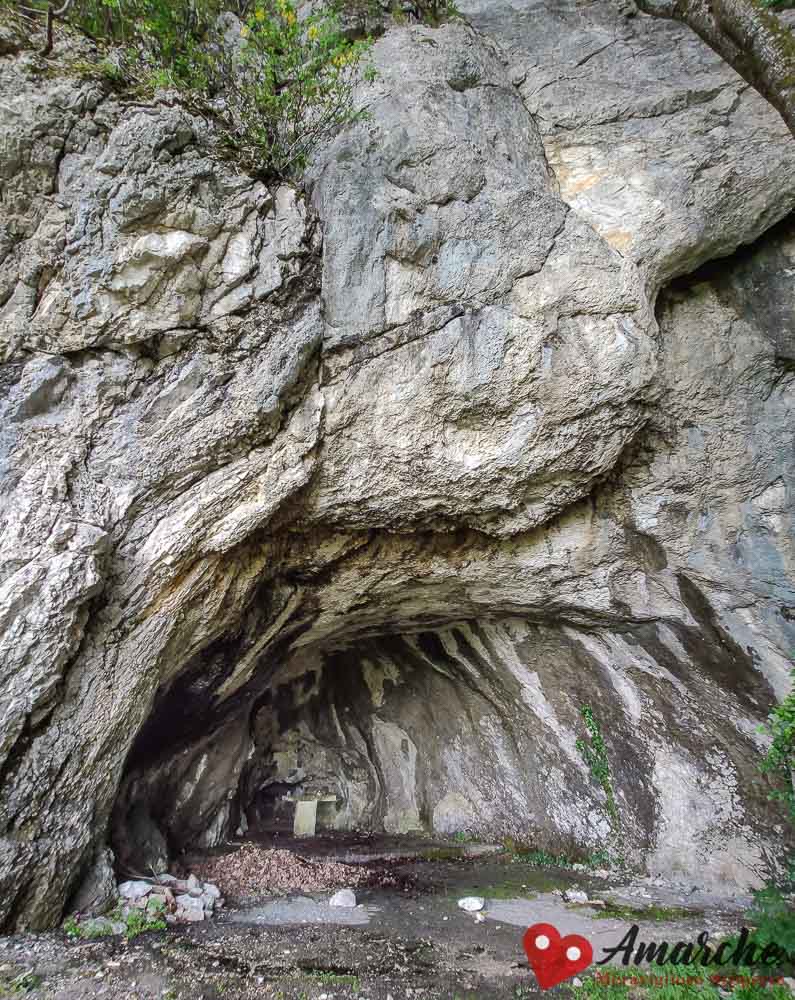trekking sentiero monastero fonte avellana grotta san pier damiani