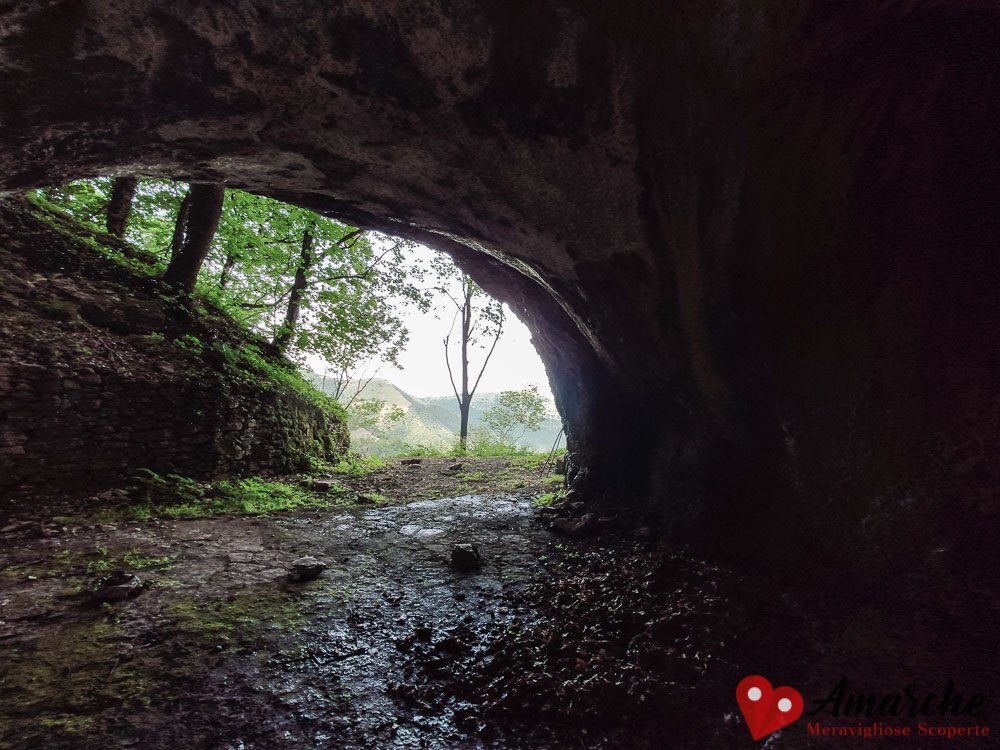 trekking sentiero monastero fonte avellana grotta san pier damiani