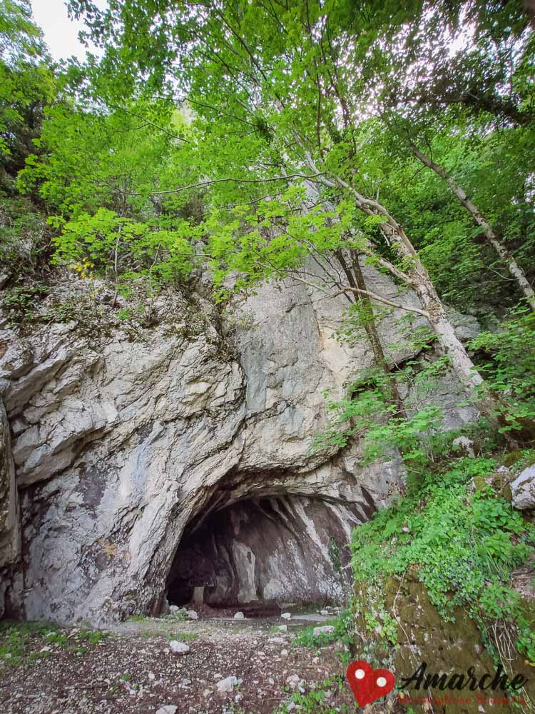 trekking sentiero monastero fonte avellana grotta san pier damiani