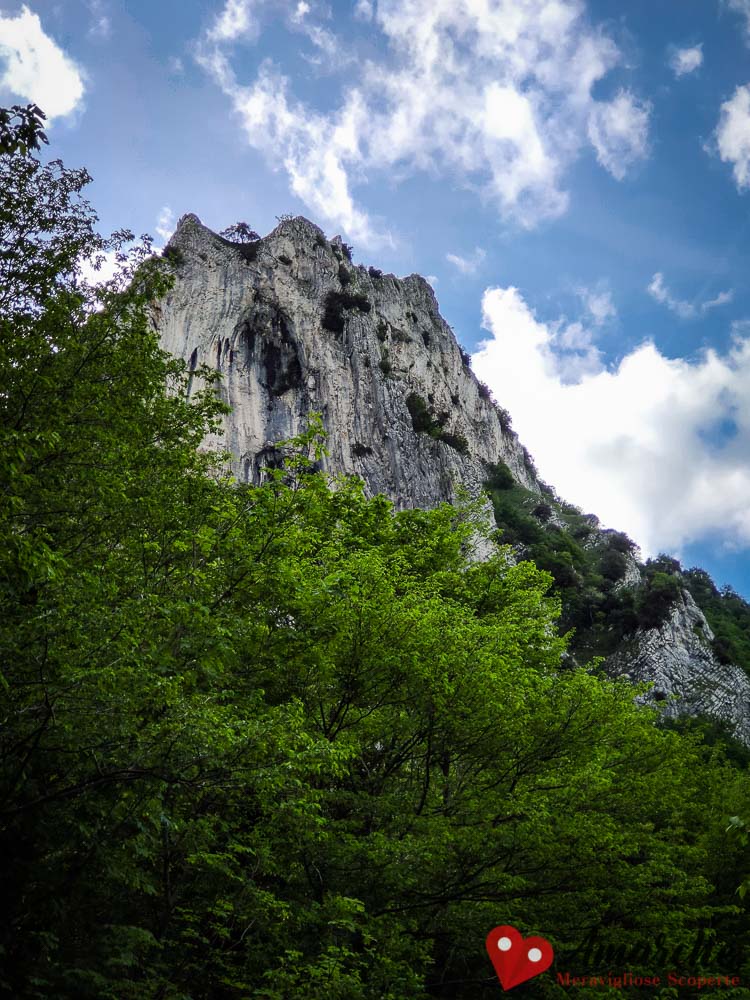 trekking sentiero monastero fonte avellana grotta san pier damiani