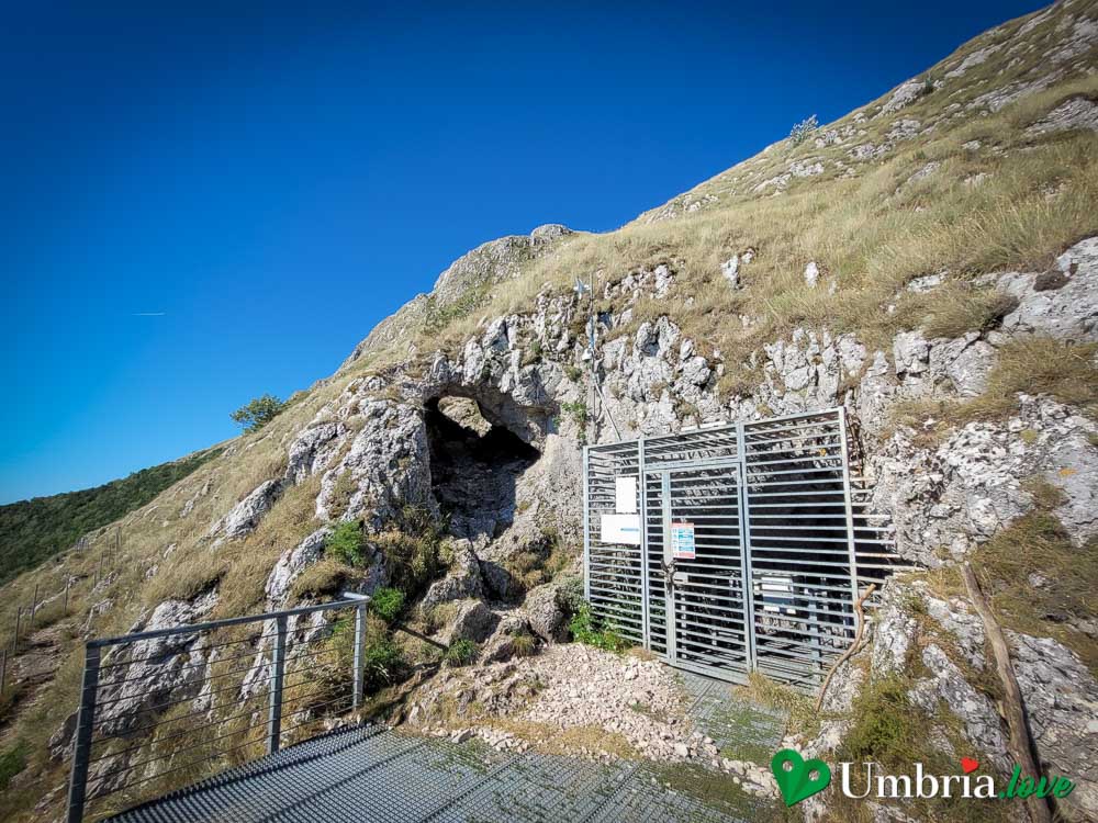 ingresso grotta Monte Cucco