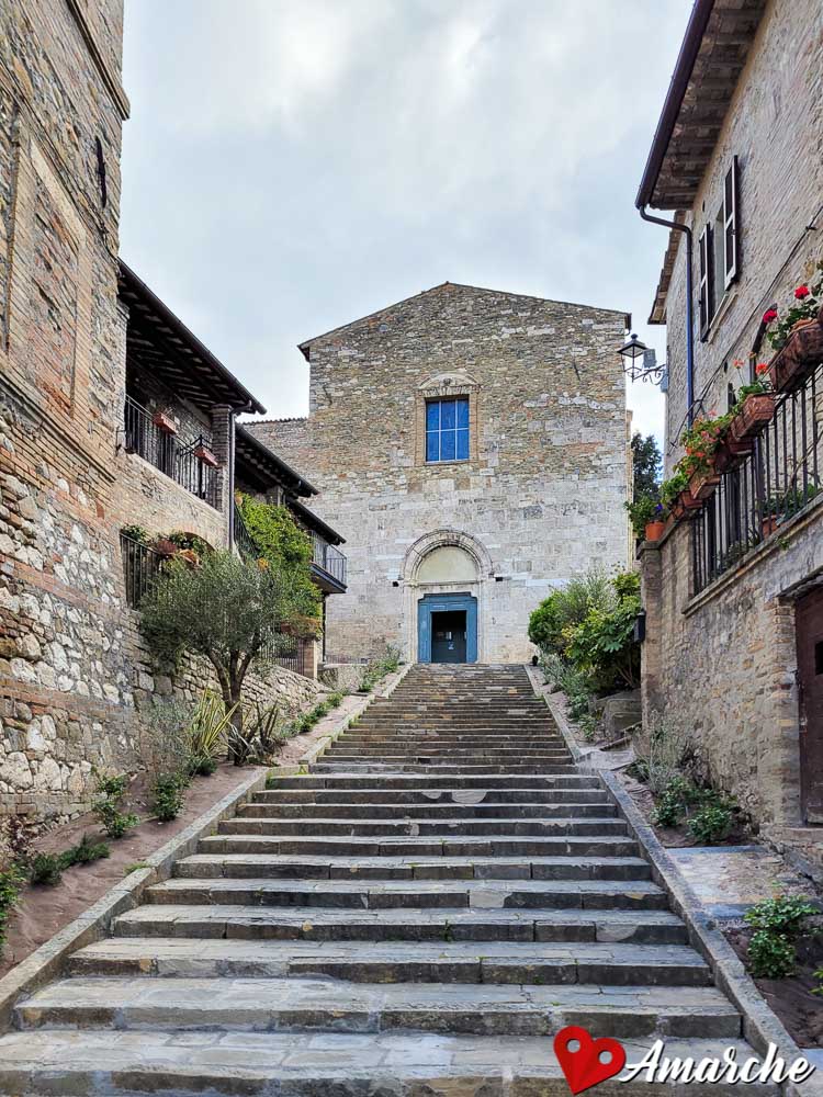 scalinata verso la Chiesa di San Francesco