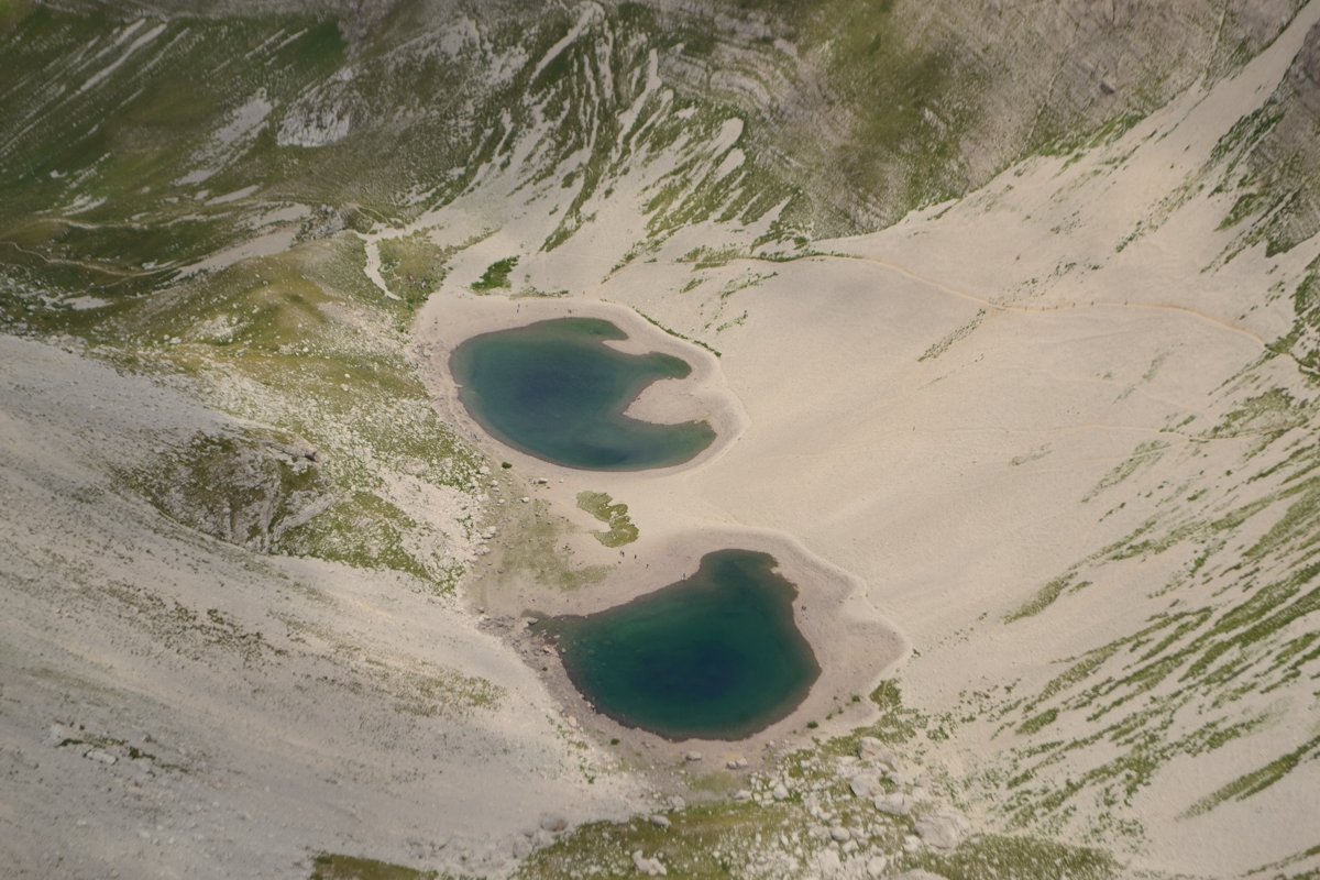 i due specchi d'acqua del Lago di Pilato visti dall'alto, a forma di occhiali, nella valle glaciale sotto il Monte Vettore